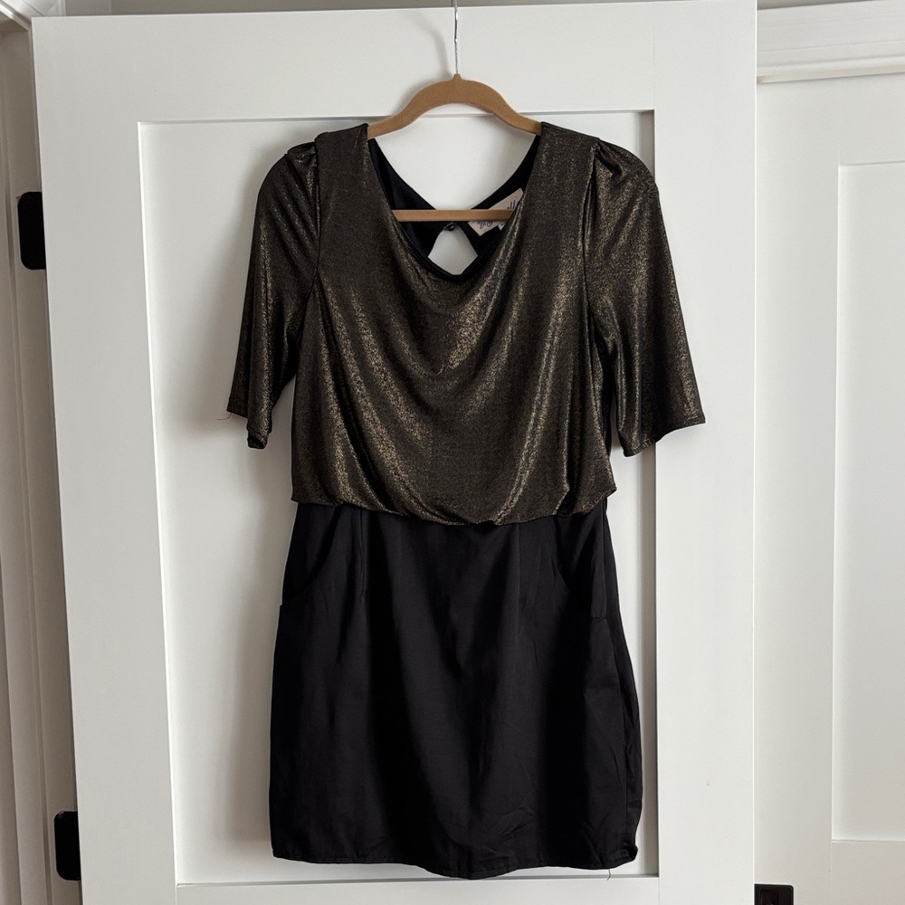 Paraella Black and Gold Garment